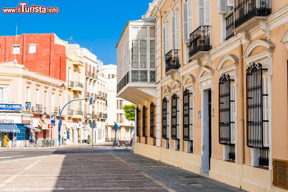 Immagine Uno scorcio del centro di Melilla, enclave spagnola in Marocco. La sua economia si basa soprattutto sulla pesca dato che è un porto franco sul Mediterraneo - © Pabkov / Shutterstock.com