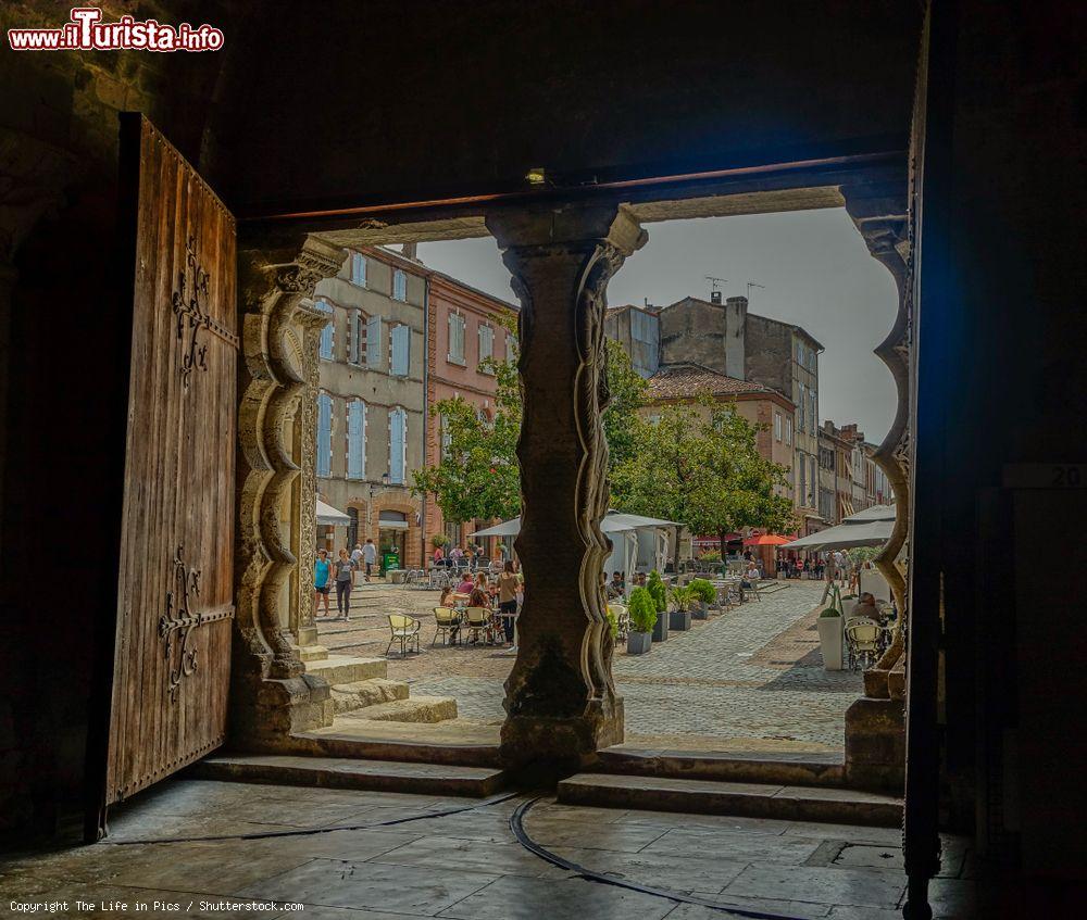 Immagine Uno scorcio del centro di Moissac vista attraverso la porta dell'abbazia, Francia - © The Life in Pics / Shutterstock.com