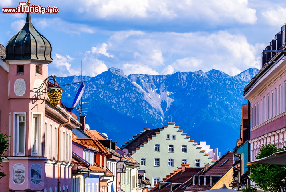 Immagine Uno scorcio del centro di Murnau am Staffelsee con le montagne sullo sfondo (Germania).