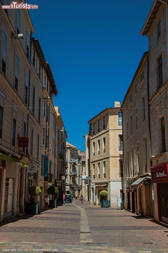 Immagine Uno scorcio del centro di Nimes, Francia, con edifici e negozi in una giornata con il cielo blu. Siamo nel dipartimento del Gard, regioned ell'Occitania - © Celli07 / Shutterstock.com