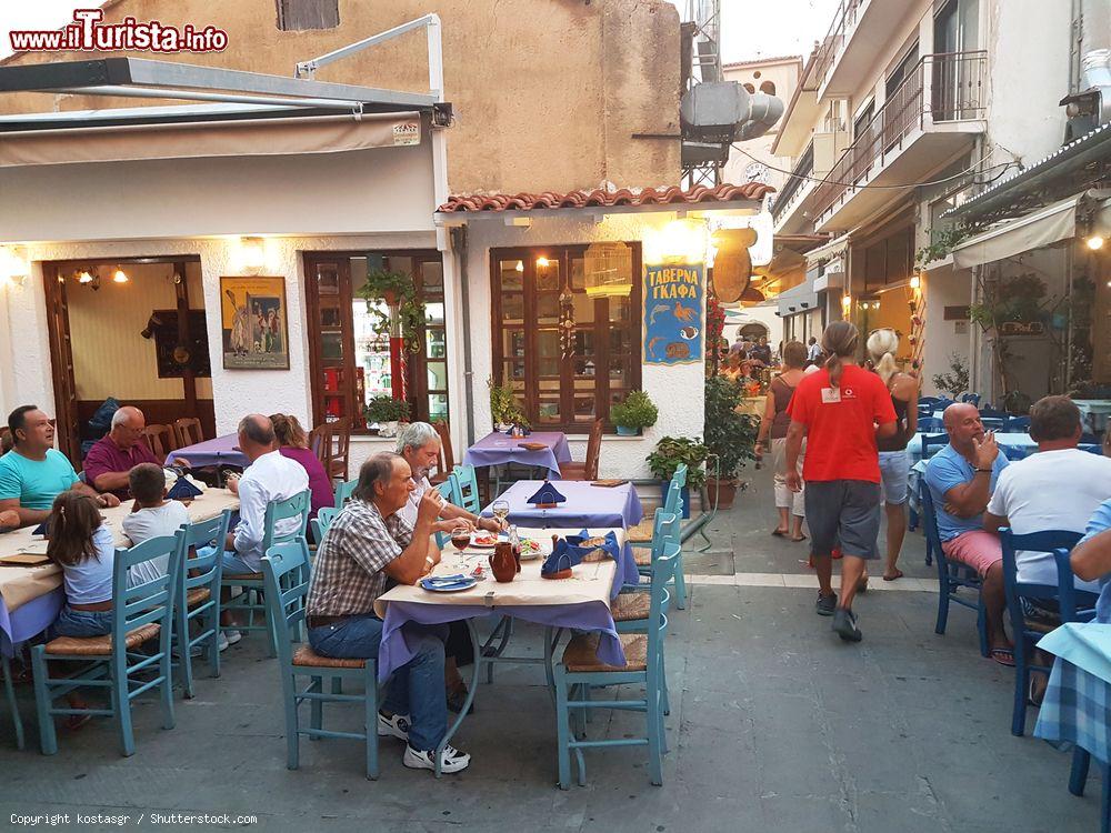 Immagine Uno scorcio del centro di Preveza, Grecia, con ristoranti e turisti. Qui si possono assaporare i piatti tipici della gastronomia greca cucinati nelle taverne con pesce fresco e una grande varietà di antipasti - © kostasgr / Shutterstock.com