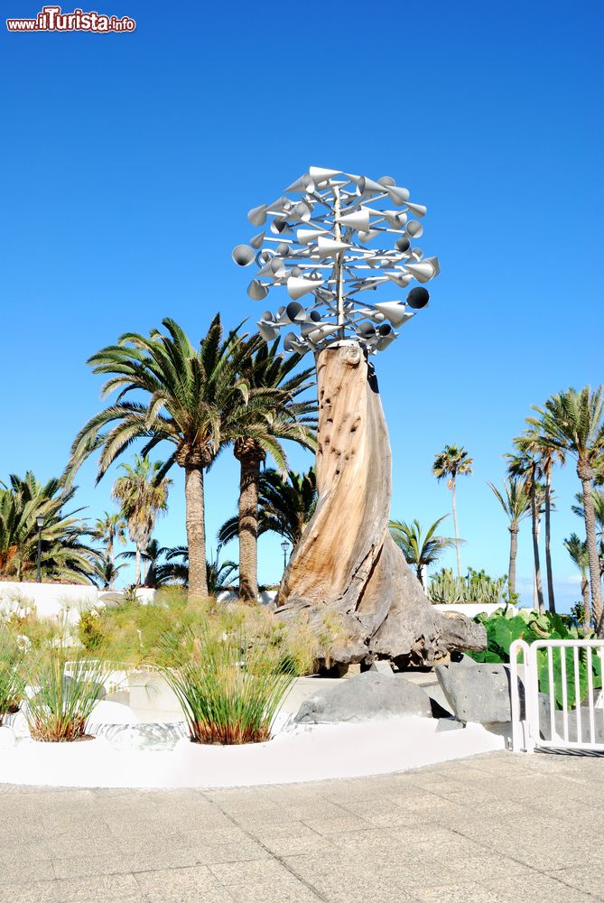 Immagine Uno scorcio del centro di Puerto de la Cruz, Tenerife, con una scultura realizzata sopra un tronco (Spagna). 