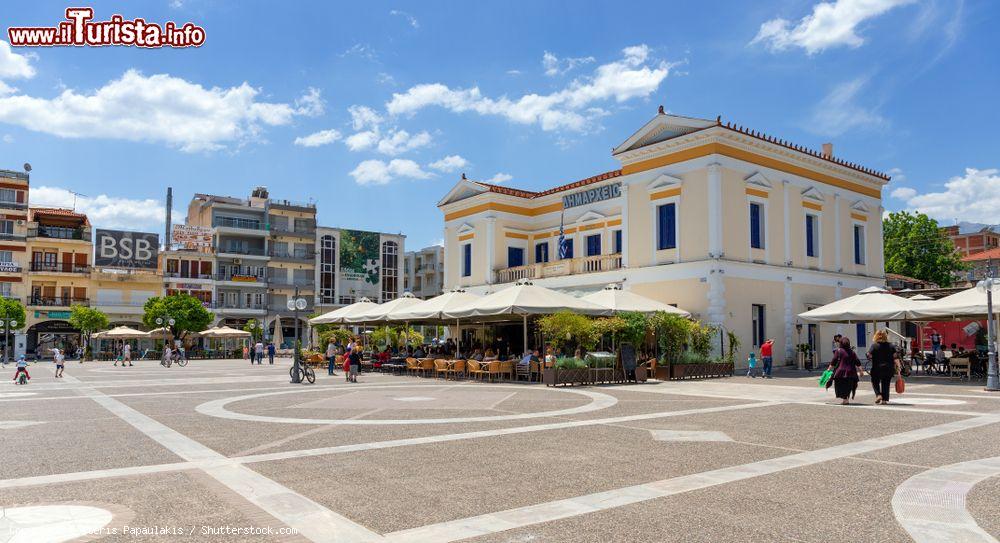 Immagine Uno scorcio del centro di Sparta con la piazza e il Municipio, Grecia: la città moderna è stata costruita sul sito di quell'antica - © Lefteris Papaulakis / Shutterstock.com