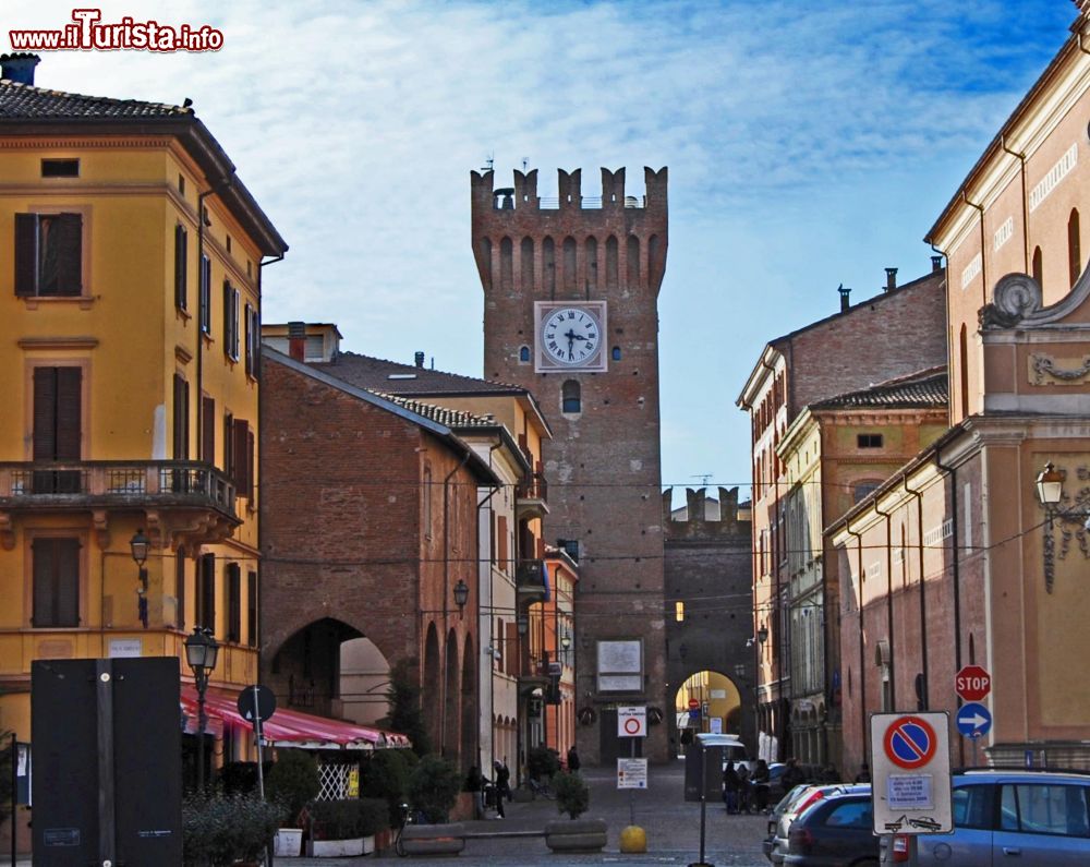 Immagine Uno scorcio del centro di Spilamberto (Emilia-Romagna) con la fortezza. La sua costruzione risale agli inizi del XIII° secolo.
