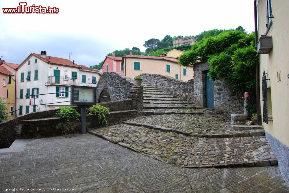Immagine Uno scorcio del centro di Varese Ligure, Liguria, in una giornata nuvolosa - © Fabio Caironi / Shutterstock.com