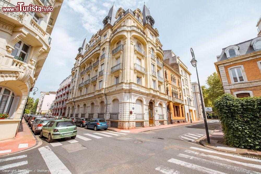 Immagine Uno scorcio del centro di Vichy, Francia. Tra il Secondo Impero e la Belle Epoque, la cittadina di Vichy conoscerà il suo massimo splendore sia in termini di frequentazione che di sviluppo architettonico - © RossHelen / Shutterstock.com