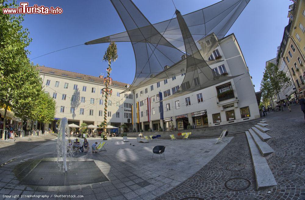 Immagine Uno scorcio del centro di Villach con piazza e fontana, Austria. Villach è un importante snodo fra il sud del paese e l'intera regione delle Alpi - © pisaphotography / Shutterstock.com