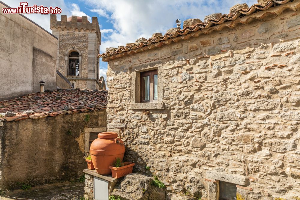 Immagine Uno scorcio del centro medievale di Montalbano Elicona, uno dei borghi storici della Sicilia