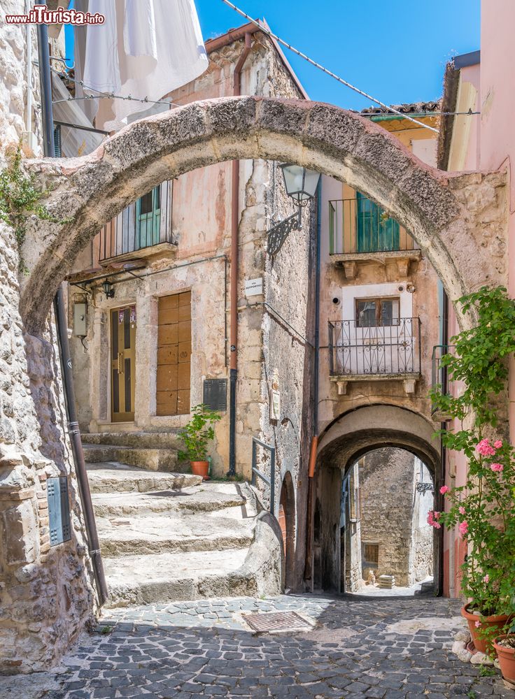 Immagine Uno scorcio del centro storico del borgo medievale di Pacentro in Abruzzo