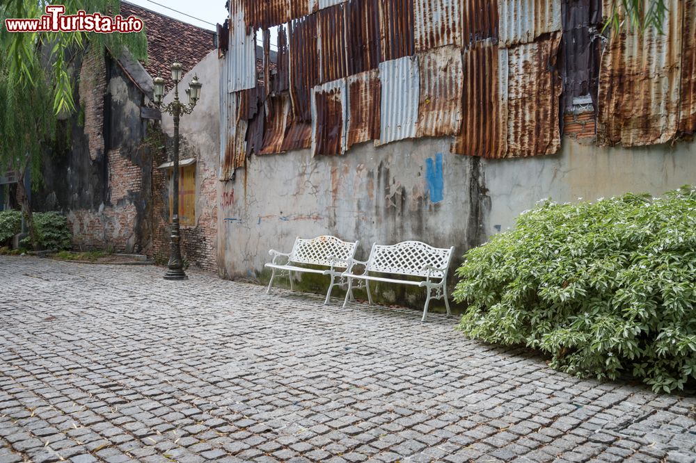 Immagine Uno scorcio del centro storico della città di Songkhla, Thailandia: una vecchia strada con case e edifici.