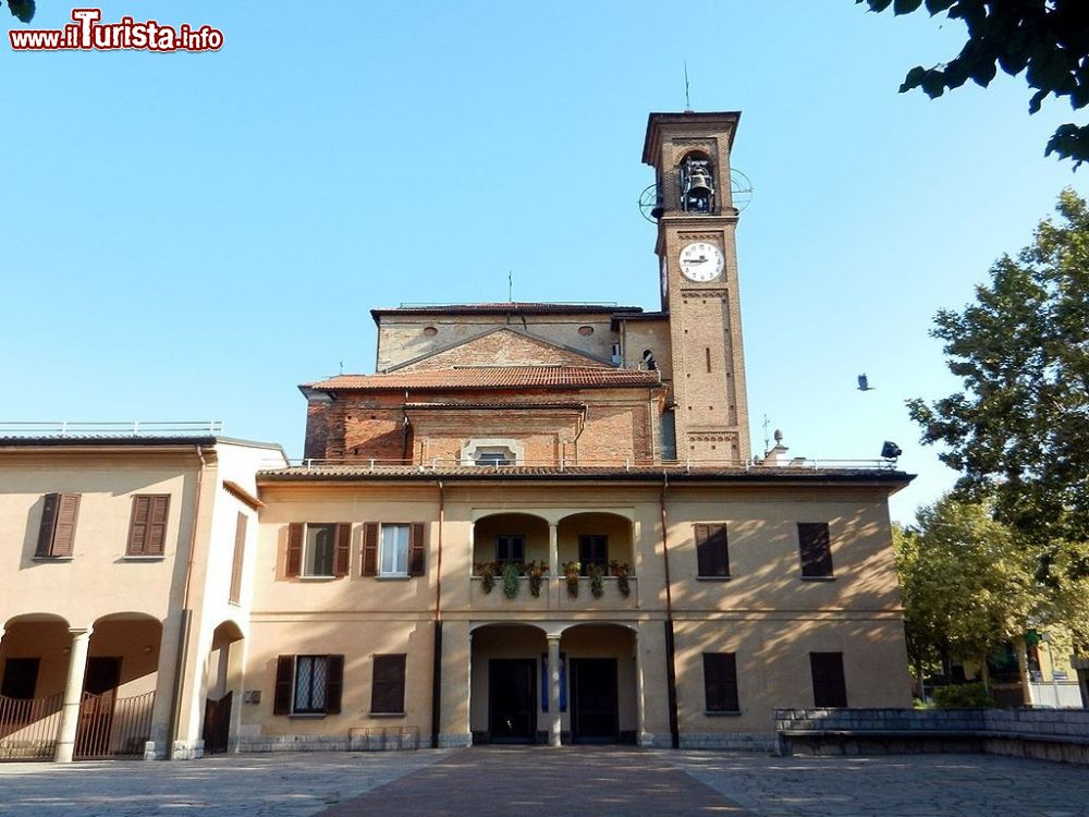 Immagine Uno scorcio del centro storico di  Pessanocon Bornago con la chiesa dei Ss Vitale e Valeria  - © Geobia, CC BY-SA 4.0, Wikipedia