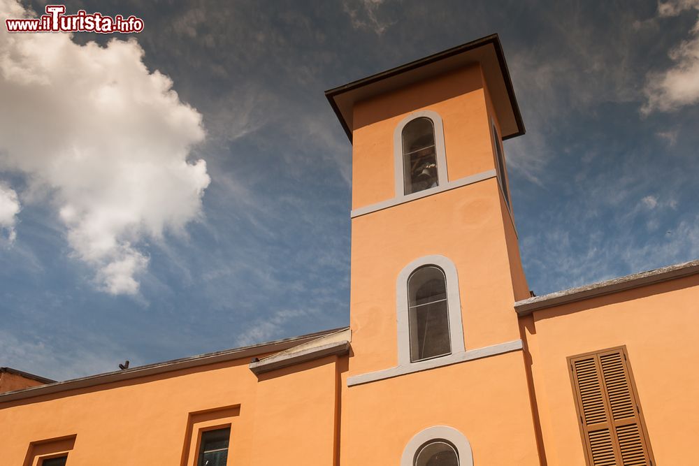 Immagine Uno scorcio del centro storico di Acquapendente nei pressi di Viterbo, Lazio, in una giornata nuvolosa.