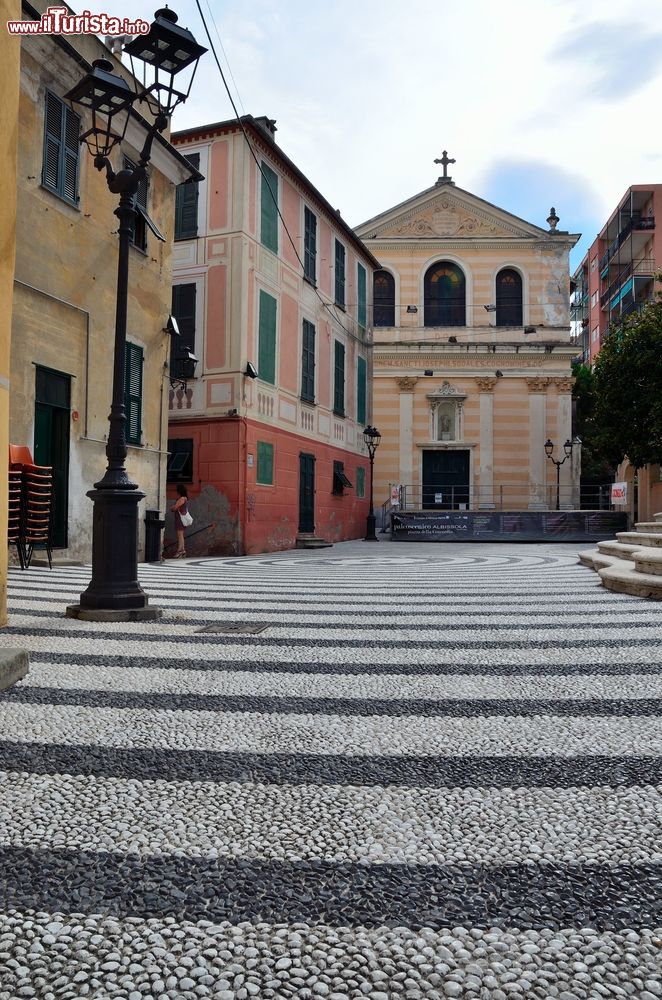 Immagine Uno scorcio del centro storico di Albissola Marina, Savona, Liguria. La pavimentazione a motivi geometrici è stata realizzata con sassi tondeggianti bianchi e grigi.