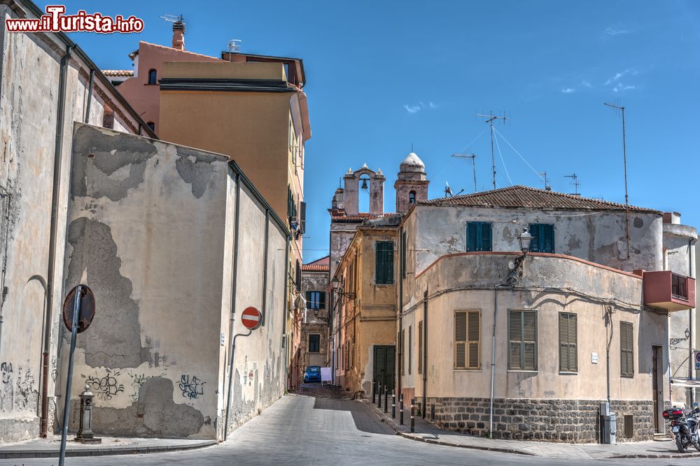 Immagine Uno scorcio del centro storico di Alghero in una giornata primaverile, Sardegna.