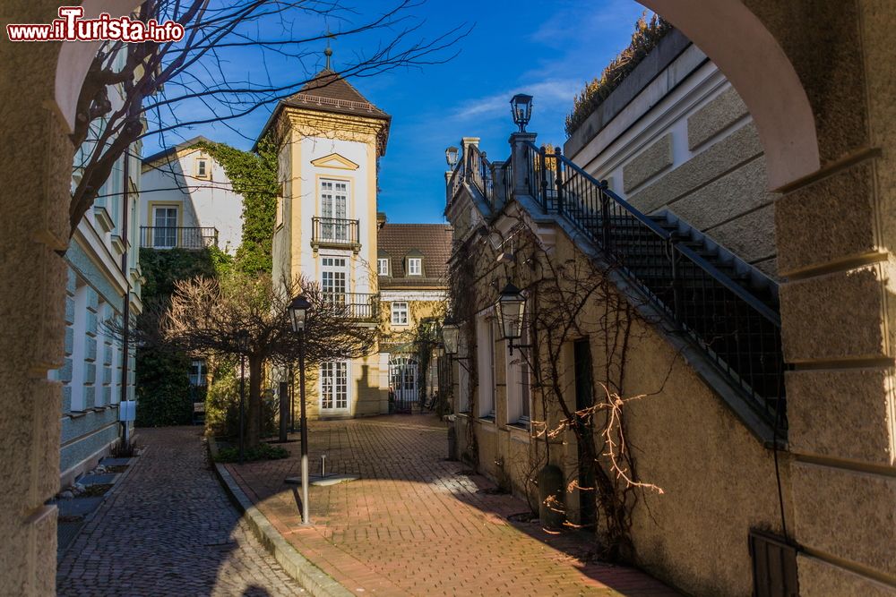 Immagine Uno scorcio del centro storico di Altotting in inverno, Baviera (Germania).