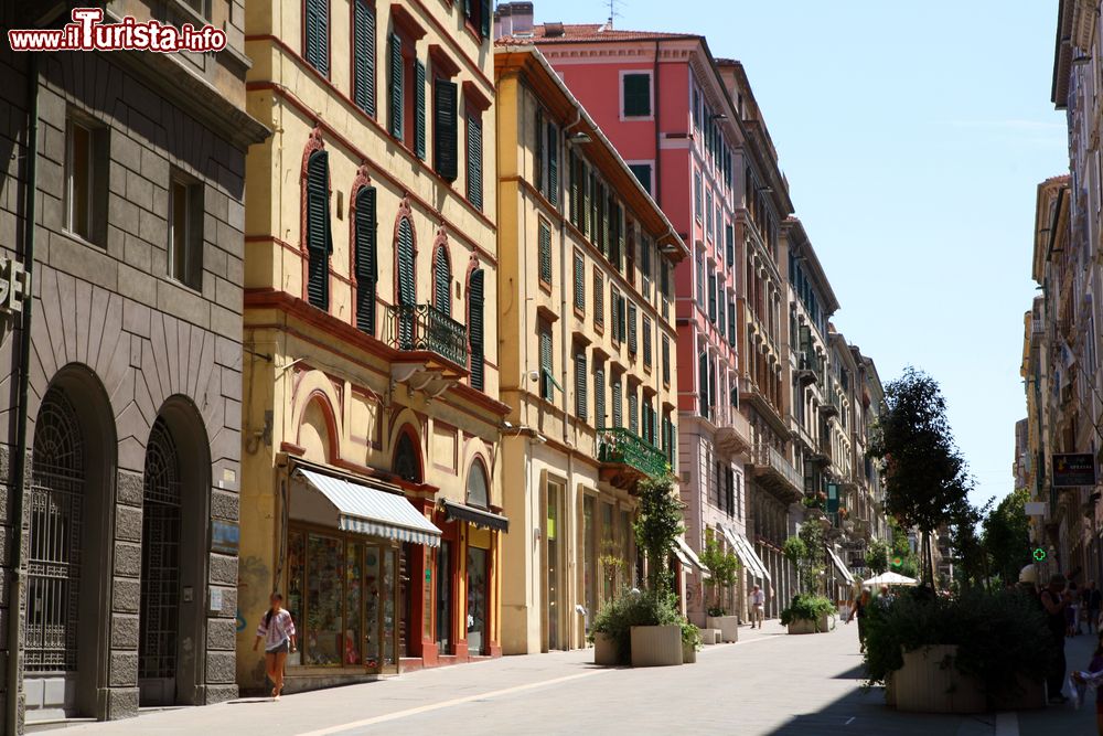 Immagine Uno scorcio del centro storico di Ancona con eleganti edifici affacciati, Marche.