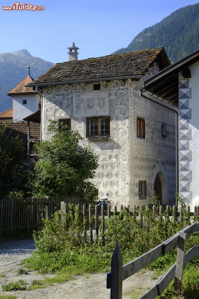 Immagine Uno scorcio del centro storico di Andeer in Svizzera, siamo nel Canton dei Grigioni