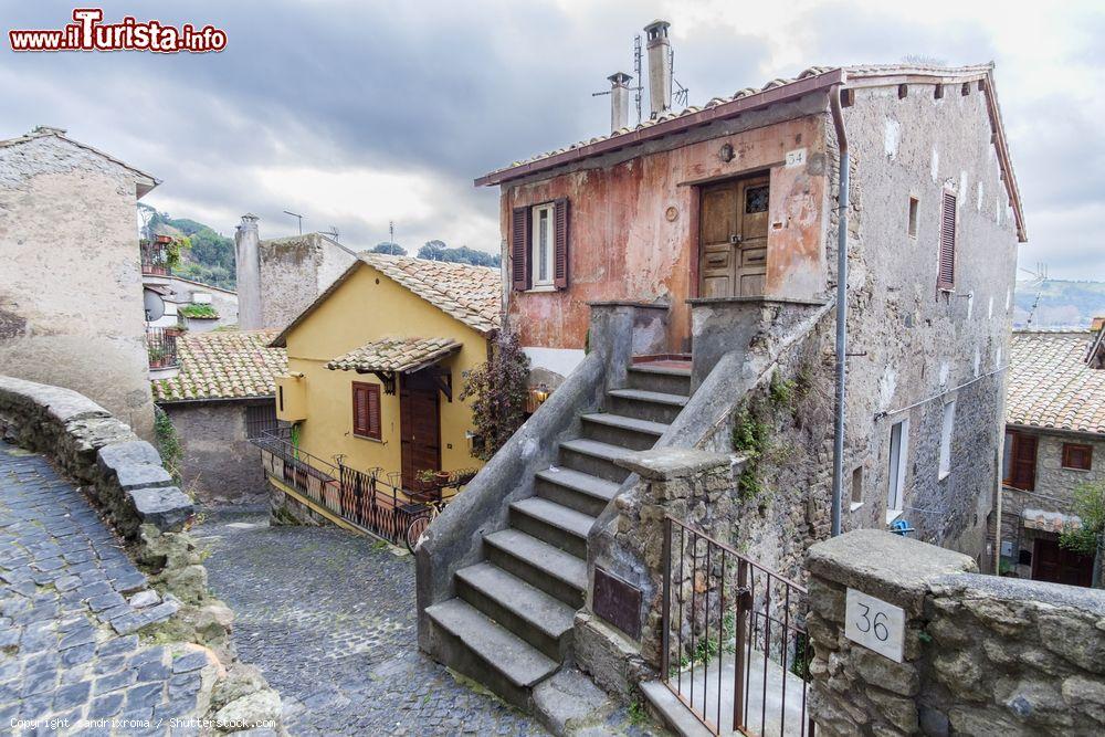 Immagine Uno scorcio del centro storico di Anguillara Sabazia, provincia di Roma, Lazio. Le sue stradine sono strette e con scalini - © sandrixroma / Shutterstock.com