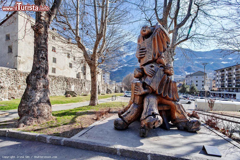 Immagine Uno scorcio del centro storico di Aosta con una statua in primo piano, Valle d'Aosta - © Irina Sen / Shutterstock.com