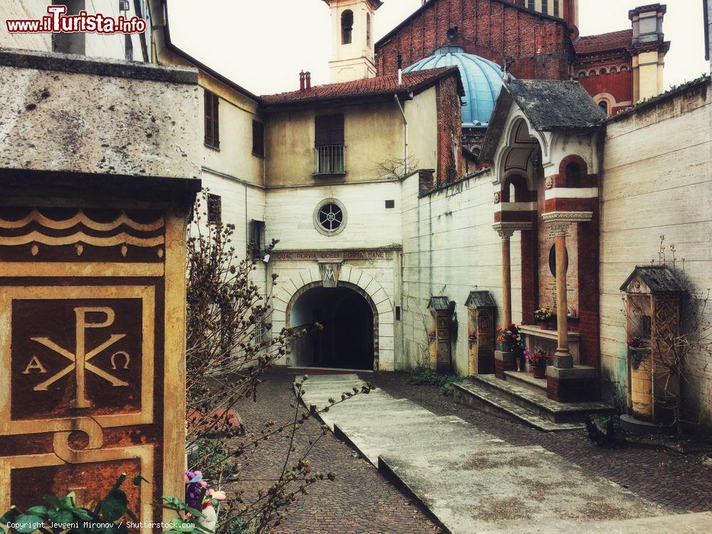 Immagine Uno scorcio del centro storico di Asti, Piemonte. Sullo sfondo, una chiesa   - © Jevgeni Mironov / Shutterstock.com