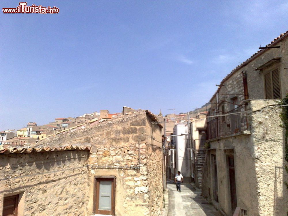 Immagine Uno scorcio del centro storico di Bisacquino in Sicilia  - © Dedda 71,  CC BY 3.0, Wikipedia