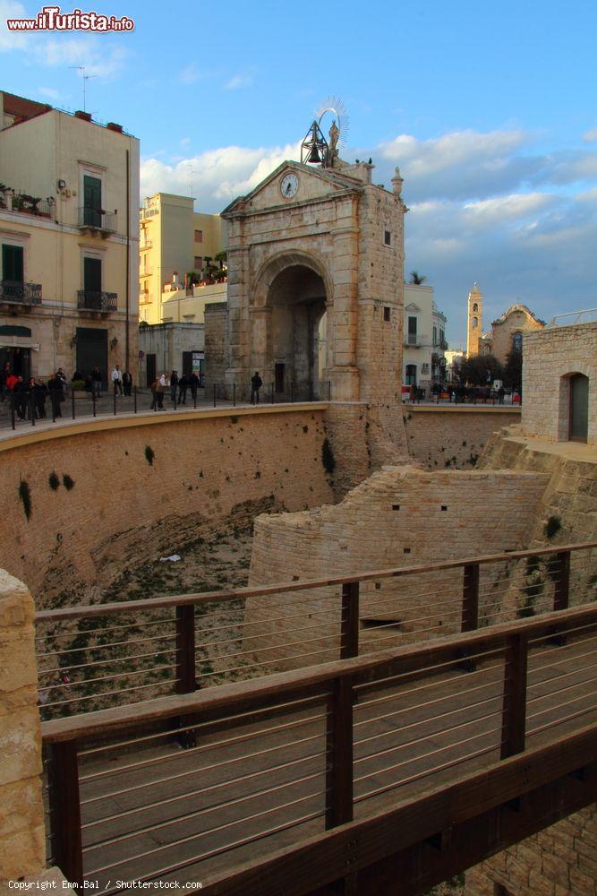 Immagine Uno scorcio del centro storico di Bitonto, Puglia, con la Porta Baresana. Costruita nel XVI° secolo e rivolta verso il mare, questa porta rinascimentale è caratterizzata da un dipinto raffigurante i dodici santi, da un orologio e dallo stemma dei Savoia  - © Emm.Bal / Shutterstock.com