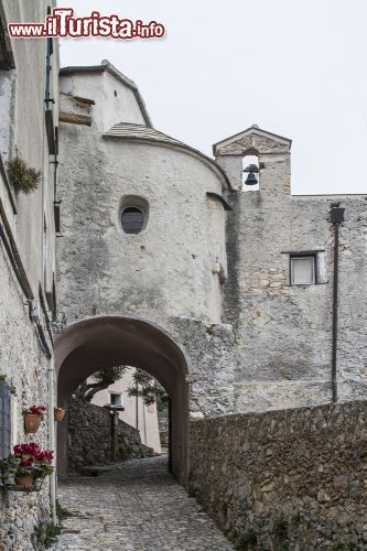 Immagine Uno scorcio del centro storico di Borgio Verezzi, Liguria. Passeggiando per le vie acciottolate del borgo si possono scoprire gli angoli più suggestivi - © Eder / Shutterstock.com