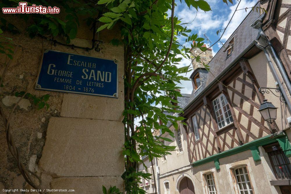 Immagine Uno scorcio del centro storico di Bourges con i suoi vicoletti, Francia. Patrimonio Unesco, questa bella città è stata anche una delle capitali europee dell'alchimia - © Omaly Darcia / Shutterstock.com