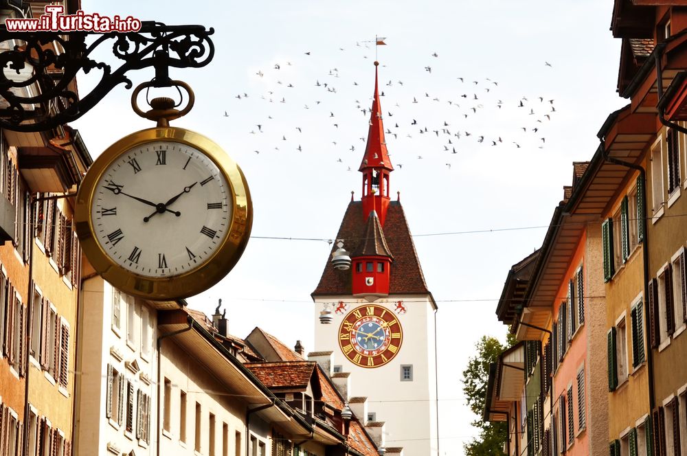 Immagine Uno scorcio del centro storico di Bremgarten con il campanile, Canton Argovia, Svizzera.