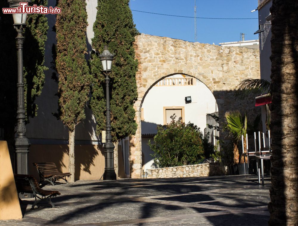 Immagine Uno scorcio del centro storico di Calpe, Spagna: qui si trovano i resti di alcuni importanti edifici e i resti di strutture difensive.