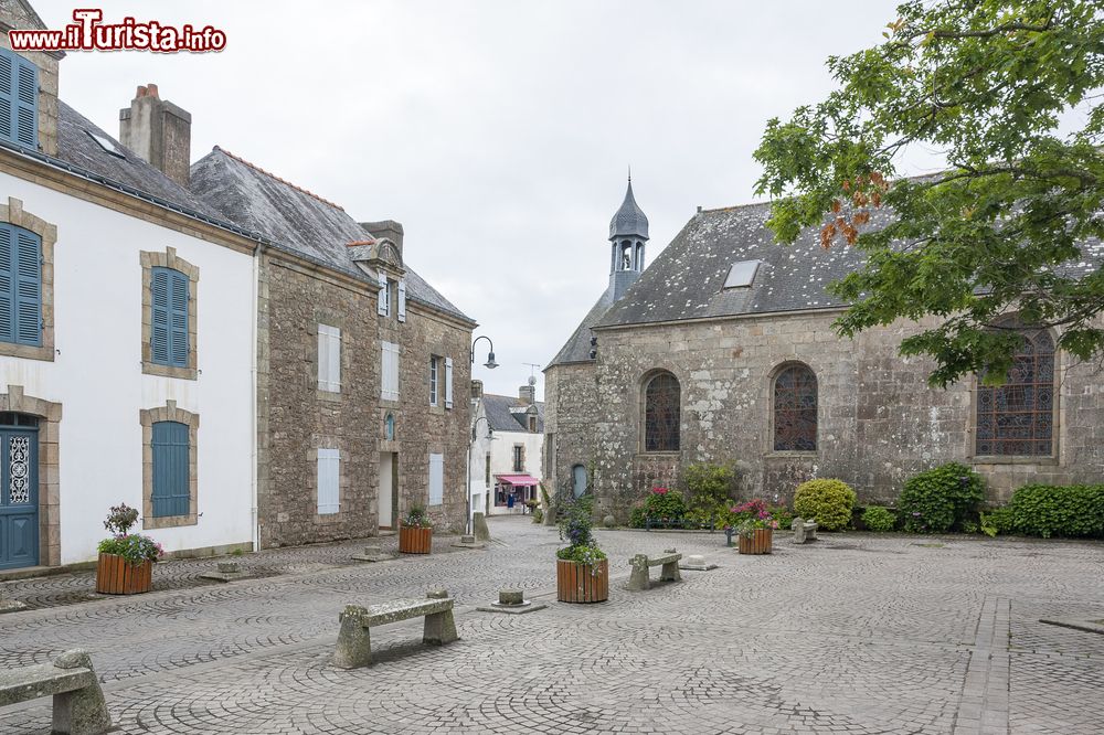 Immagine Uno scorcio del centro storico di Carnac, dipartimento di Morbihan, Francia. Passeggiando a piedi fra vicoli e piazzette del suo centro si possono ammirare da vicino palazzi e monumenti antichi.