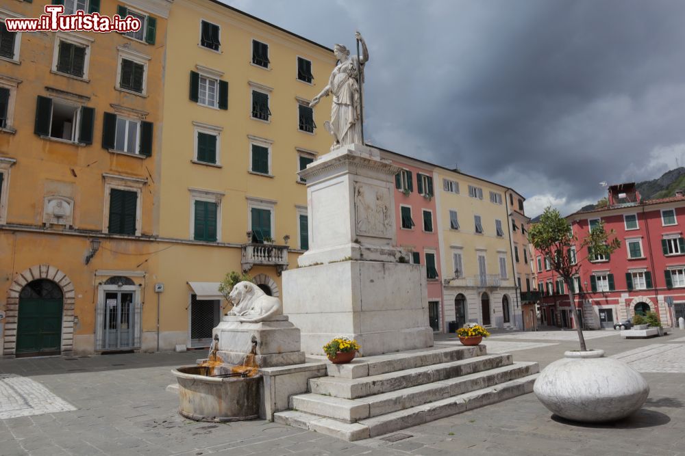 Immagine Uno scorcio del centro storico di Carrara in Toscana - © Yulia Savelyeva / Shutterstock.com