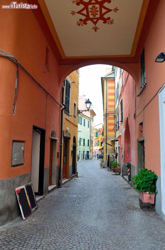 Immagine Uno scorcio del centro storico di Celle Ligure, Savona: siamo in una delle principali località turistiche della riviera ligure di ponente.