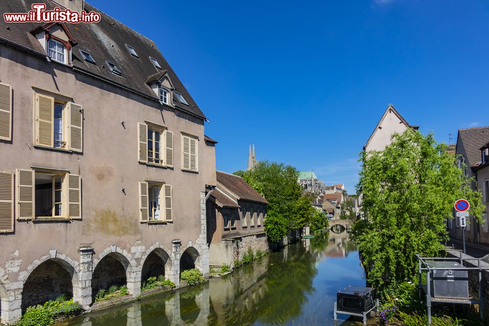 Immagine Uno scorcio del centro storico di Chartres, Francia, con il fiume Eure, affluente della Senna. Questa graziosa località si trova nella regione del Centro-Valle della Loira.