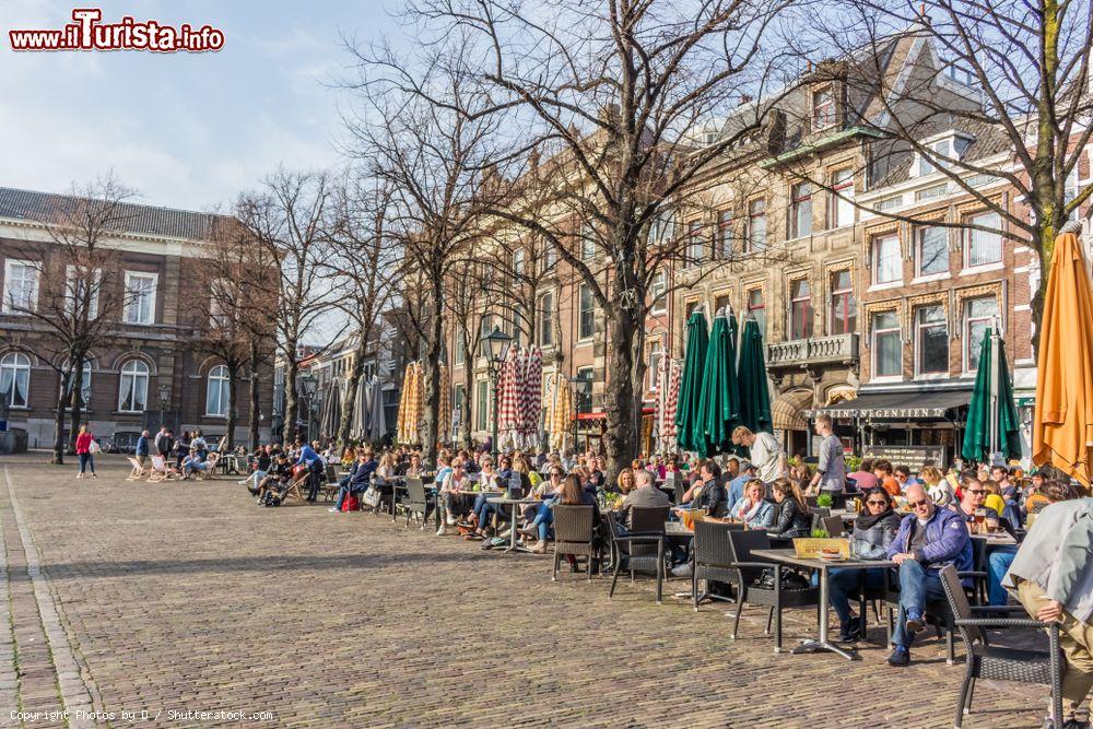 Immagine Uno scorcio del centro storico di Den Haag con gente seduta ai bar all'aperto (Olanda). Siamo nella terza più grande città del paese - © Photos by D / Shutterstock.com