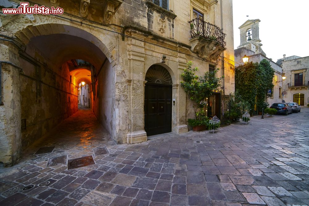 Immagine Uno scorcio del centro storico di Galatina, Puglia. Situata 20 km a sud di Lecce, Galatina svela uno splendore artistico iniziato nel XV° secolo dagli Orsini Del Balzo. 