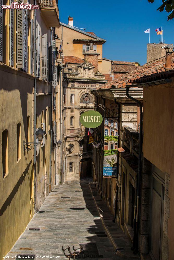 Immagine Uno scorcio del centro storico di Grasse nei pressi del museo del profumo (Francia). La città è celebre per essere la capitale mondiale del profumo oltre che il luogo della scomparsa della cantante Edith Piaf - © Natsia27 / Shutterstock.com