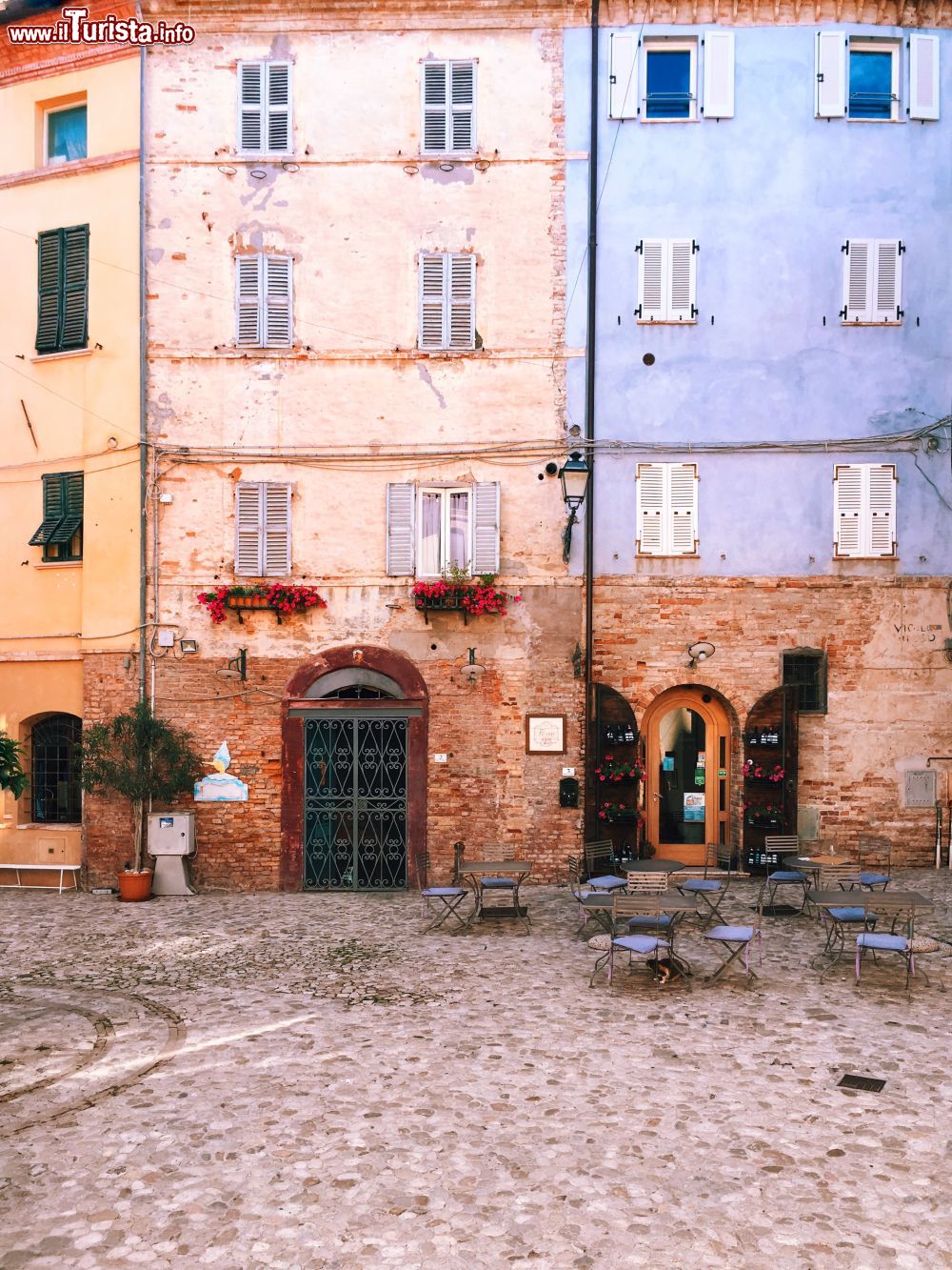 Immagine Uno scorcio del centro storico di Grottammare, Marche. Il centro abitato si estende lungo la costa sino alle pendici delle vicine colline dove spicca l'antico borgo medievale.