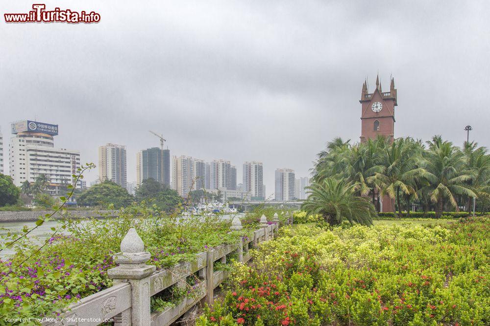 Immagine Uno scorcio del centro storico di Haikou, Cina. Sullo sfondo si intravedono grattacieli e palazzi moderni: questa città somiglia di più a certe località della Florida che alle tradizionali cittadine cinesi - © Jay Nong / Shutterstock.com