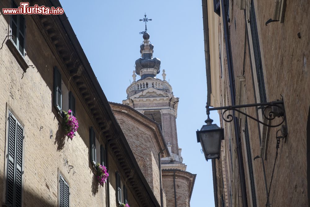 Immagine Uno scorcio del centro storico di Jesi, Marche, in una giornata di sole.