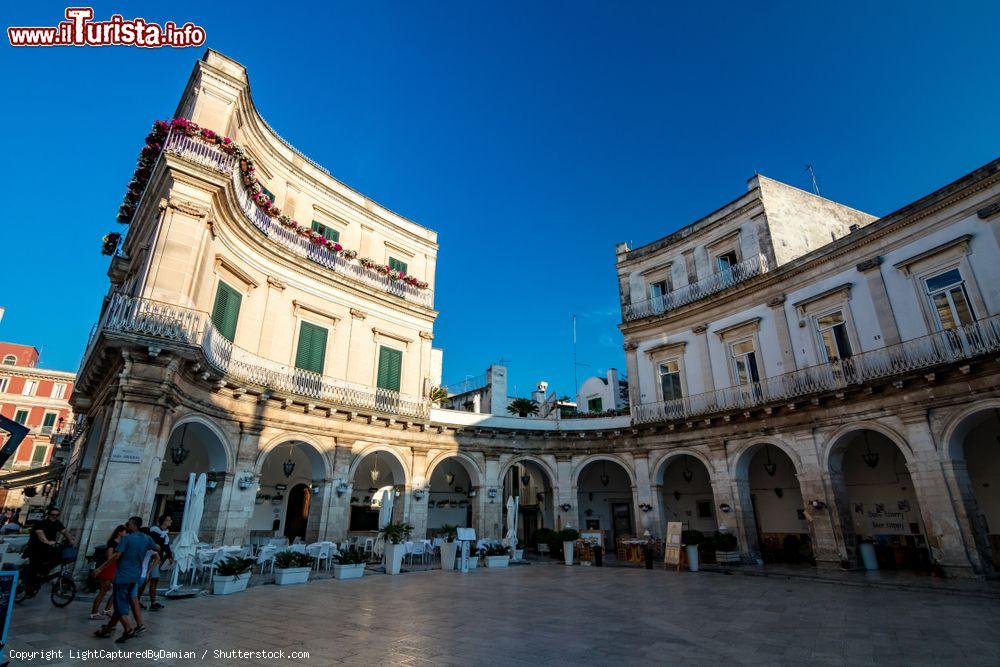 Immagine Uno scorcio del centro storico di Locorotondo, borgo della zona dei trulli in Puglia - © LightCapturedByDamian / Shutterstock.com