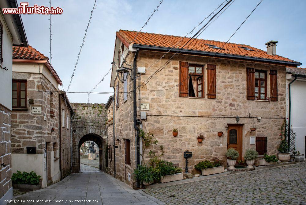 Immagine Uno scorcio del centro storico di Melgaco (nord del Portogallo) con le vecchie mura fortificate - © Dolores Giraldez Alonso / Shutterstock.com