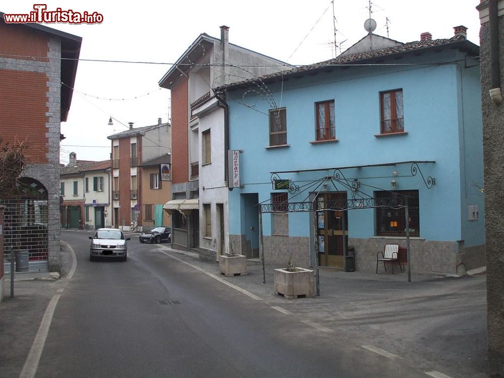 Immagine Uno scorcio del centro storico di Miradolo Terme in provincia di Pavia - © Deblu68 -  Wikipedia