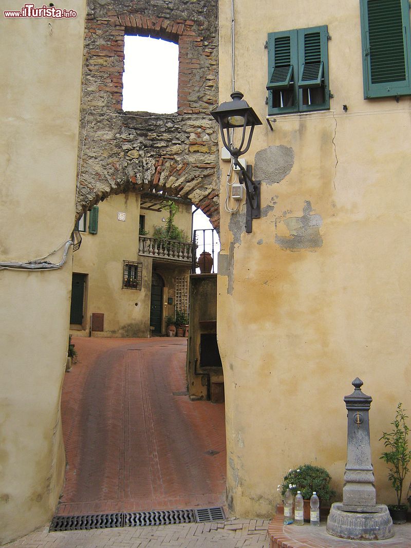 Immagine Uno scorcio del centro storico di Montescudaio in Toscana - © Etienne (Li) - CC BY-SA 3.0, Wikipedia