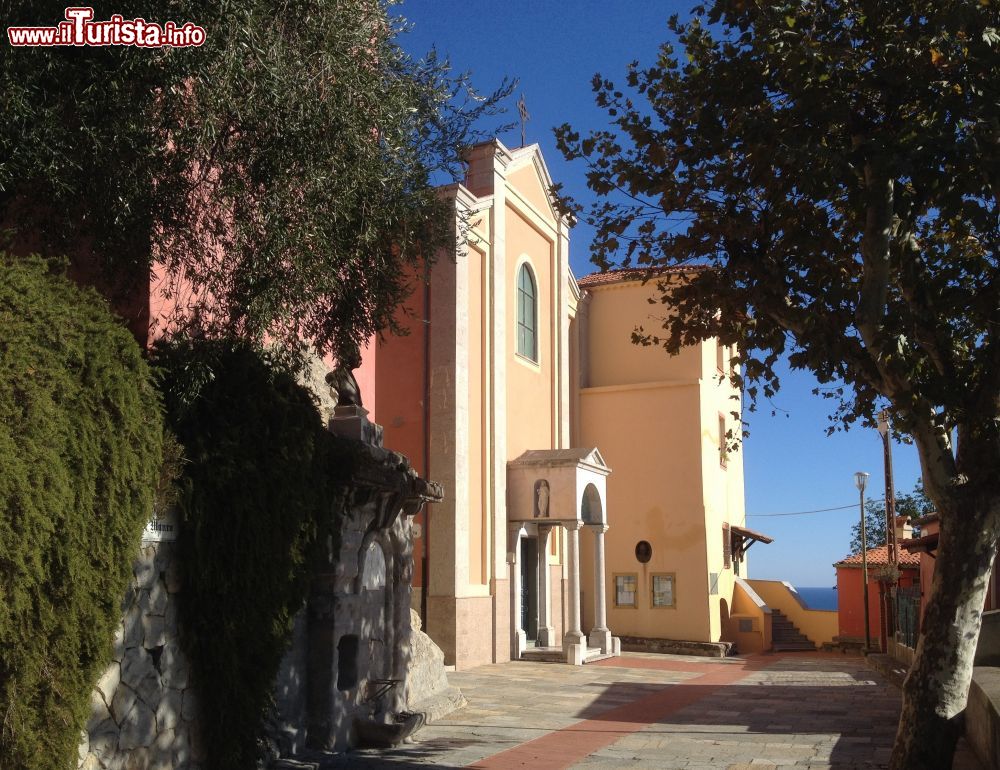 Immagine Uno scorcio del centro storico di Mortola Inferiore, provincia di imperia, Liguria - © Rabanus Flavus, CC0, Wikipedia