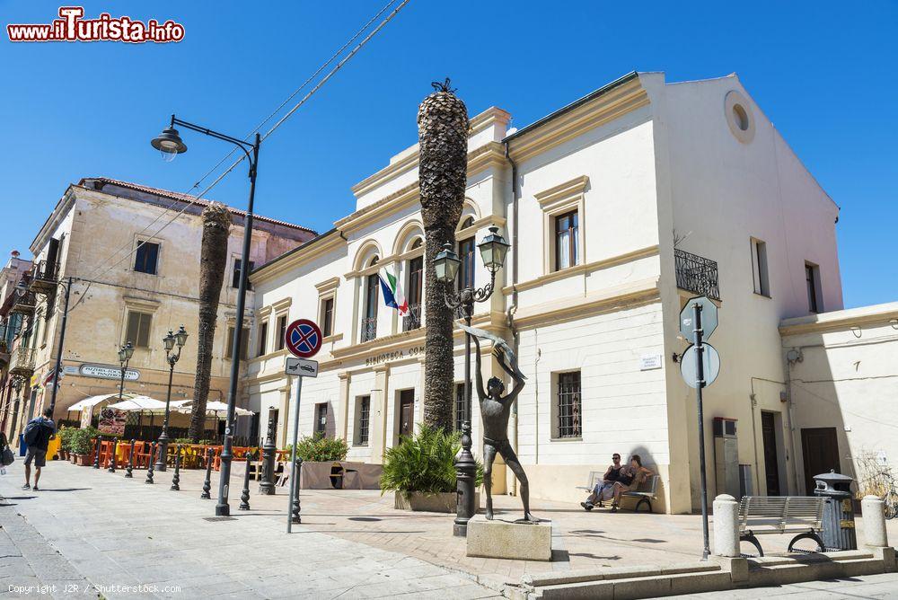 Immagine Uno scorcio del centro storico di Olbia, Sardegna, con gente a passeggio. Sullo sfondo, i dehors di alcuni locali - © J2R / Shutterstock.com