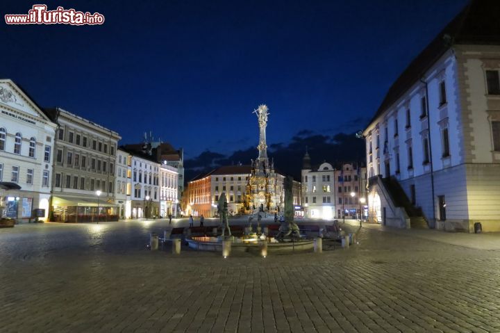 Immagine Uno scorcio del centro storico di Olomouc, Moravia, by night (Repubblica Ceca). La città occupa il luogo dove un tempo sorgeva un castrum romano fondato in epoca imperiale.