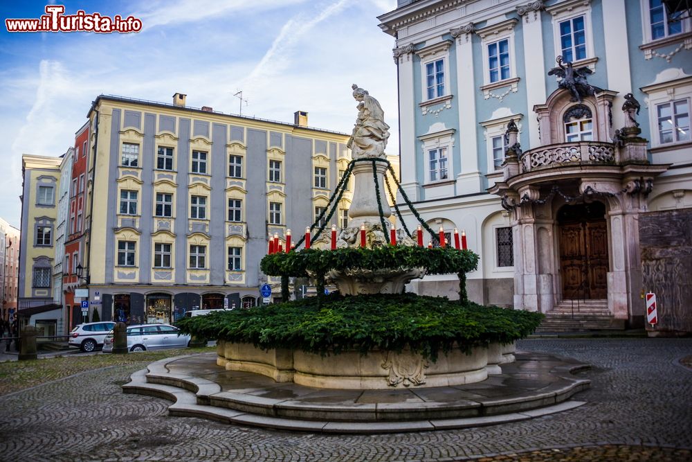Immagine Uno scorcio del centro storico di Passau, Germania. Questa città è un'importante meta turistica legata soprattutto ai tour dei vaporetti che attraversano i tre fiumi, Danubio, Inn e Ilz.