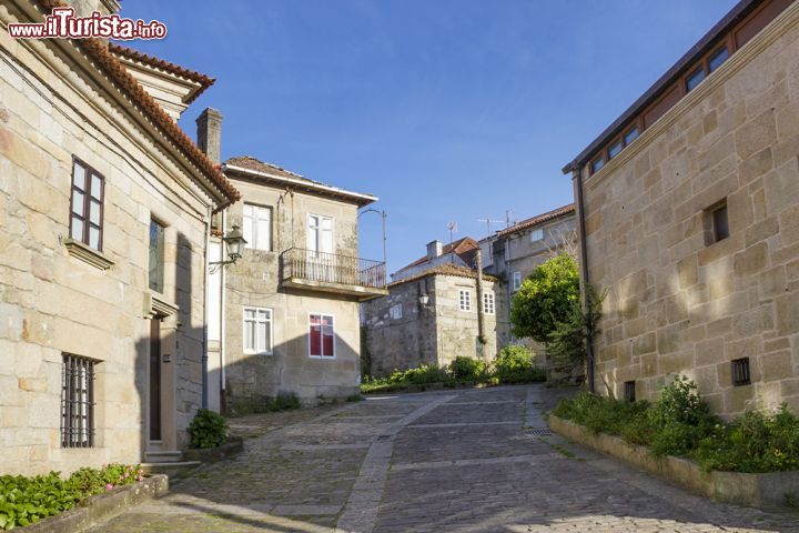 Immagine Uno scorcio del centro storico di Pontevedra, Galizia, Spagna: case in pietra affacciate su una stradina in salita.