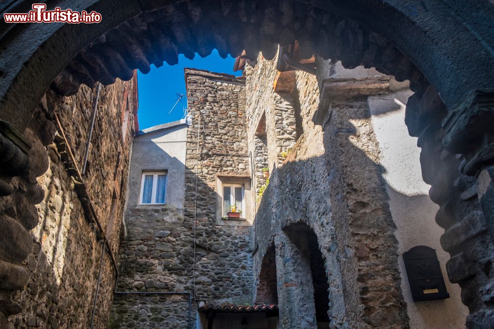 Immagine Uno scorcio del centro storico di Pontremoli, provincia di Massa Carrara. Adagiato nell'alta vallata del fiume Magra, questo borgo è il più settentrionale della Toscana.